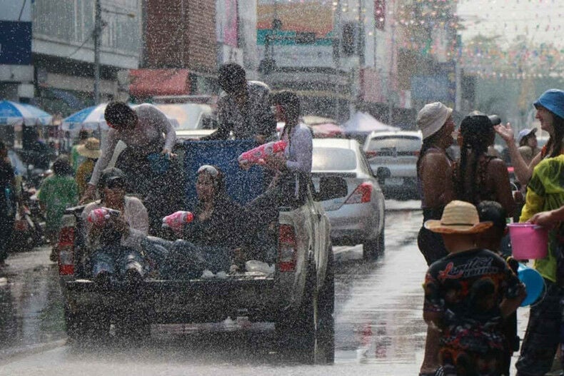 Khao san Songkran anh 2