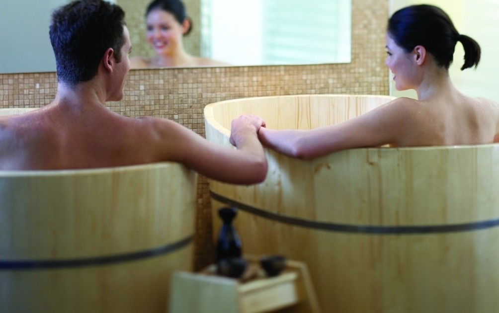 Cap vo chong Trung Quoc xa 120 tan nuoc de tra dua chu nha hinh anh