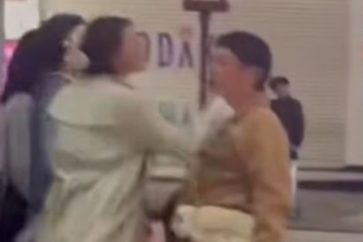 Chong bi vo tat lien tiep tren pho vi dam 'chien tranh lanh' hinh anh