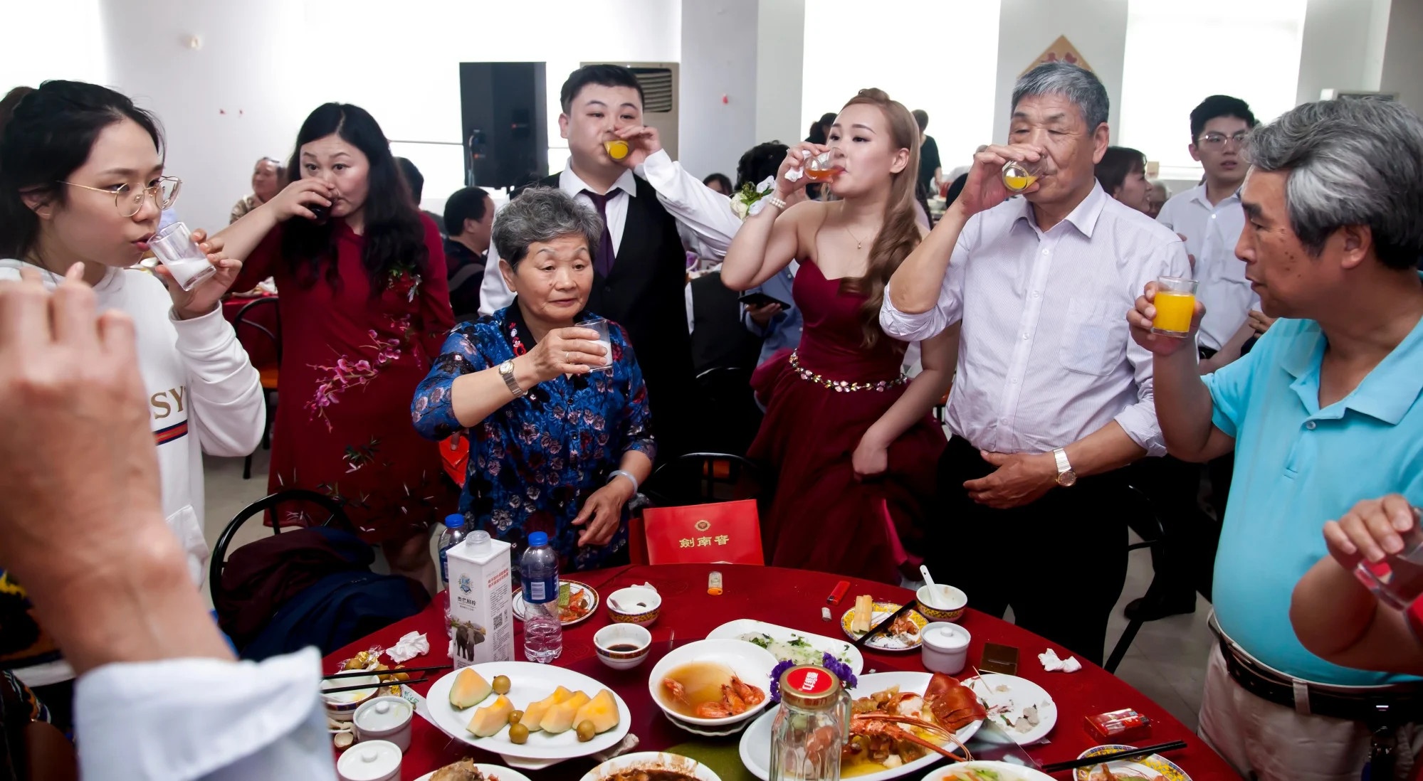 ap luc tien mung cuoi anh 2