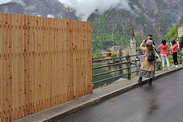 Ngoi lang co tich phai dung tuong, chan du khach selfie hinh anh