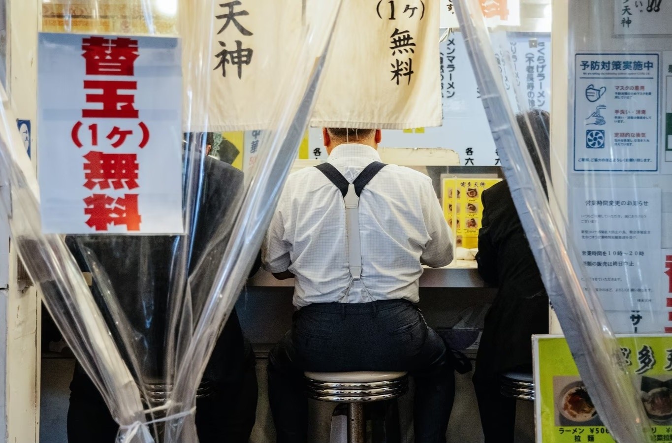 Ban su im lang cho khach hay xau ho, so noi chuyen hinh anh