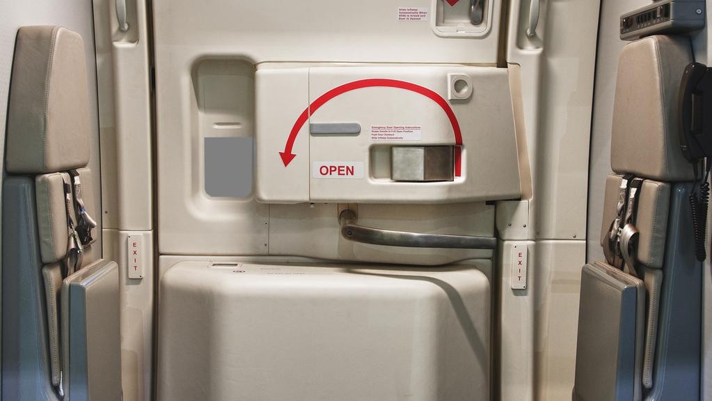 cua thoat hiem may bay anh 3