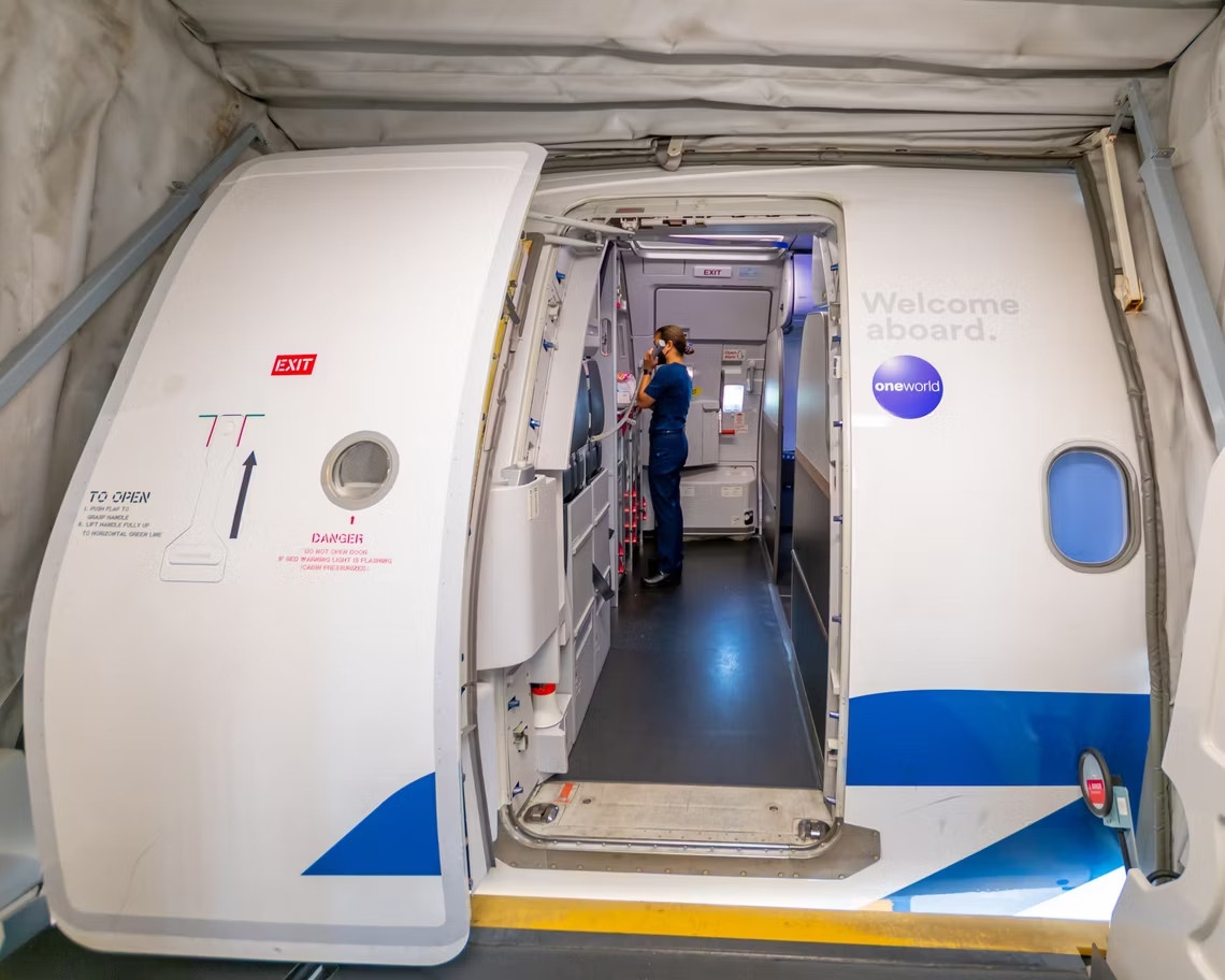 cua thoat hiem may bay anh 2