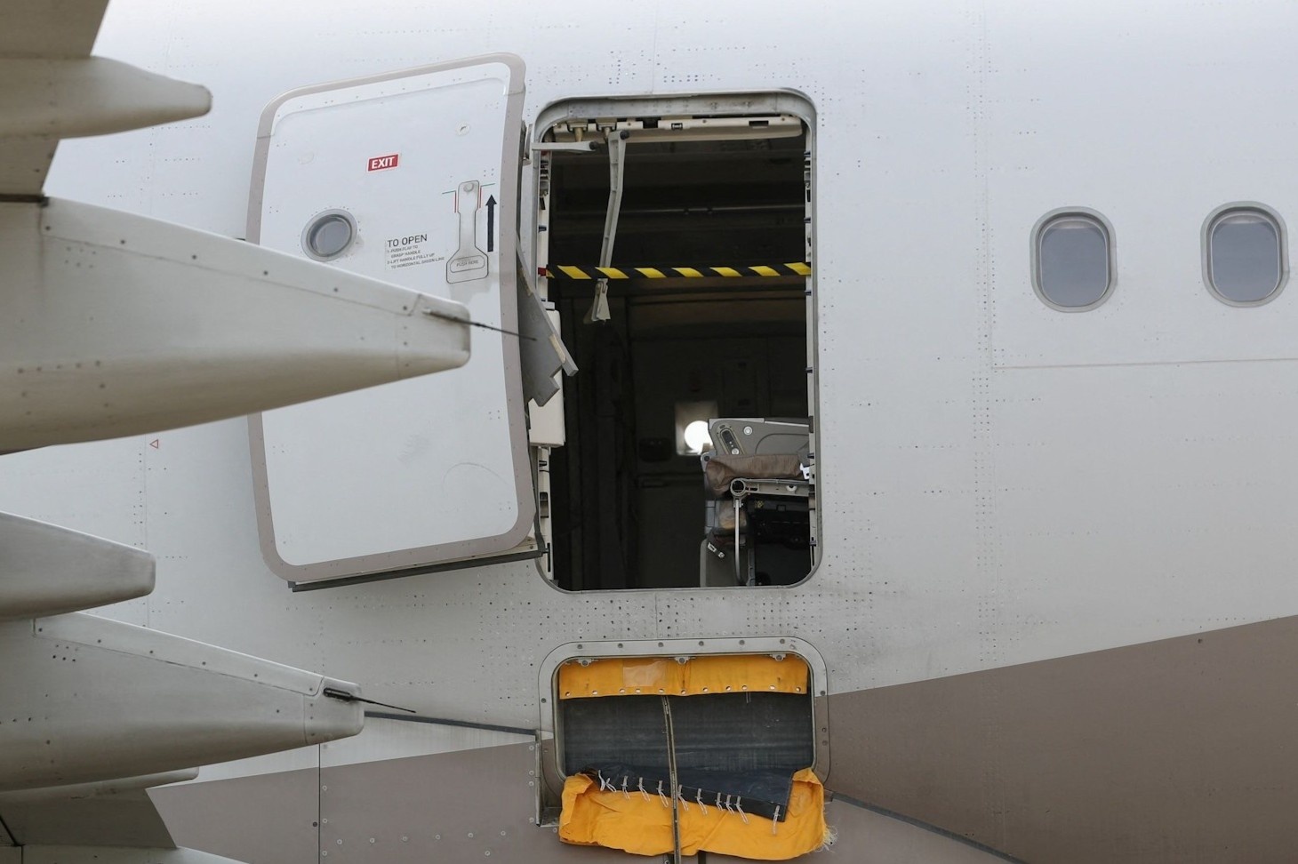 Vi sao nhieu hanh khach tim cach mo cua may bay hinh anh