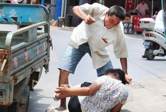 Bi nha chong cu danh dap vi cong khai chuyen ly hon o Trung Quoc hinh anh