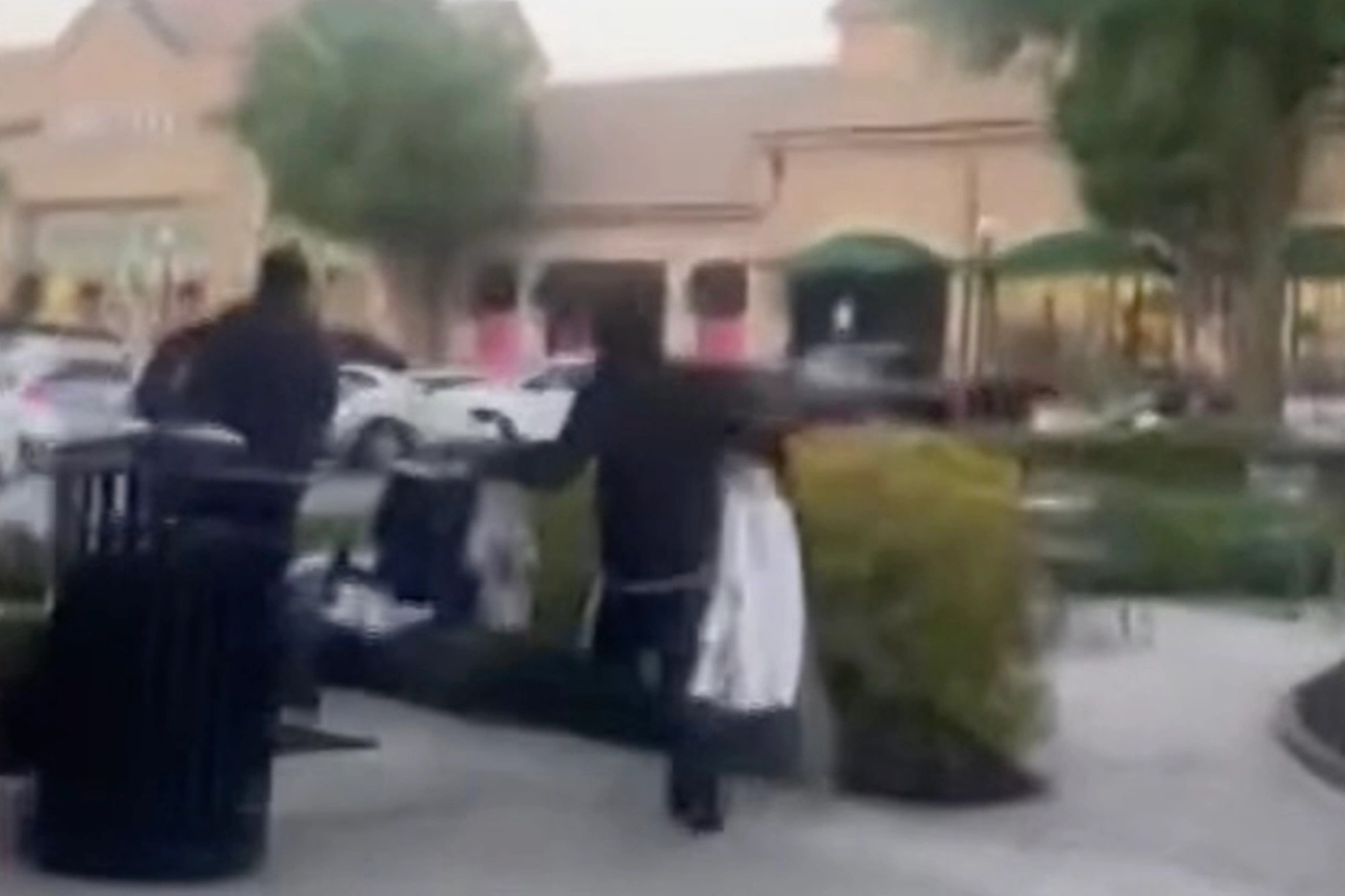 nhan vien bi sa thai anh 1