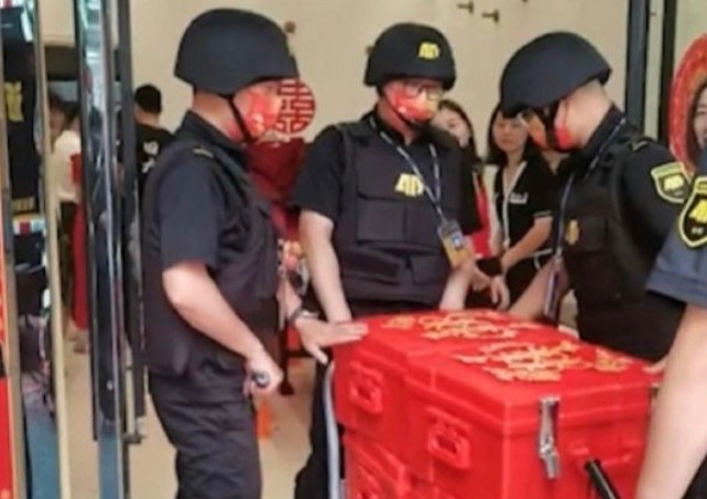 Chu re dung xe boc thep cho hon 1 trieu USD tien sinh le hinh anh