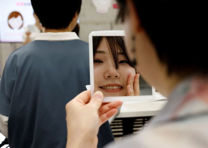 nguoi Nhat hoc cuoi anh 1