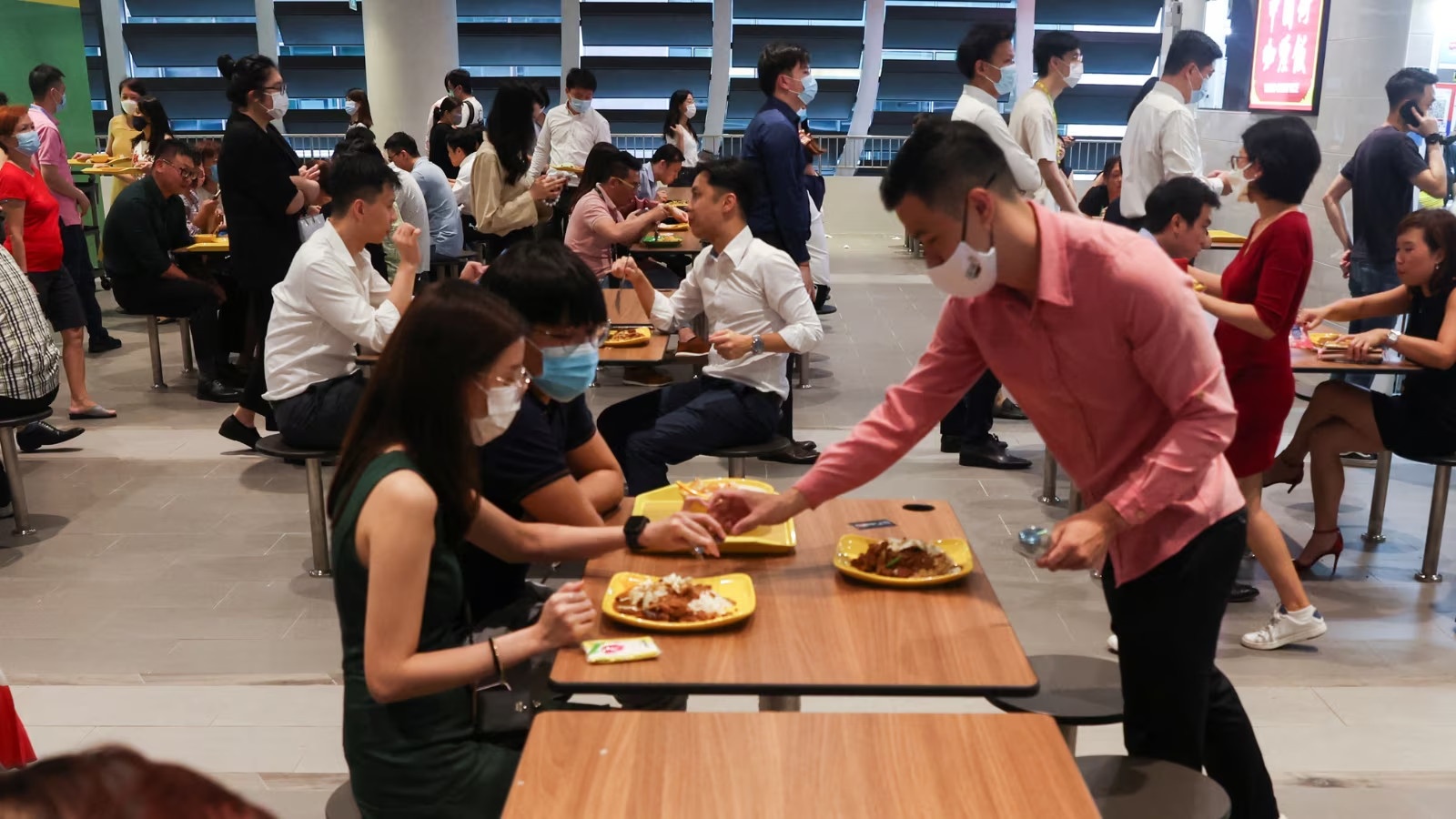 nhan vien bi sa thai anh 2