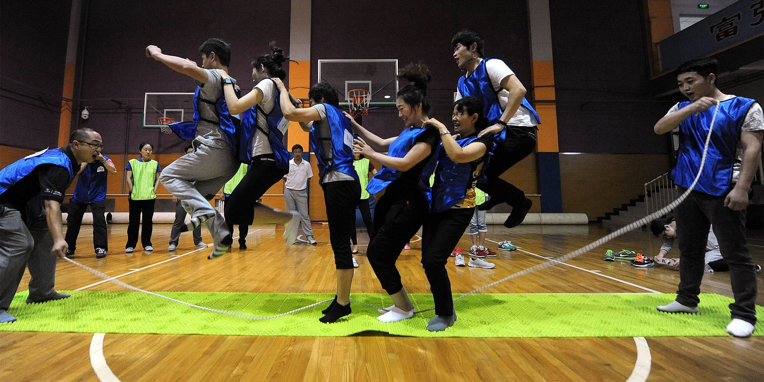 nhan vien bi sa thai anh 1