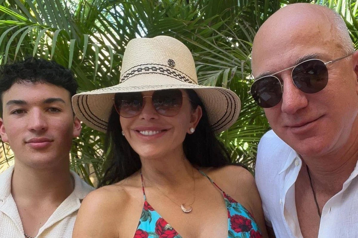Ty phu Jeff Bezos than thiet voi con rieng cua ban gai hinh anh