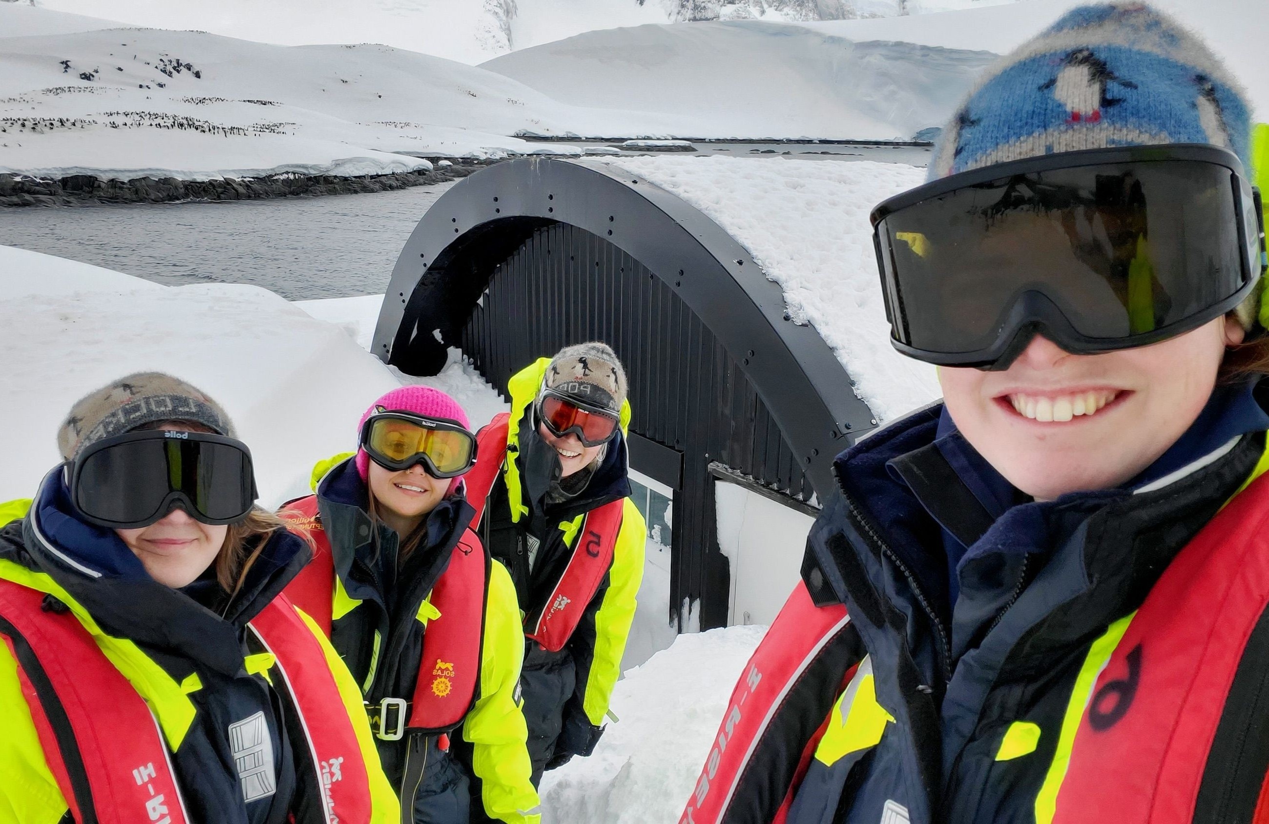 Nhung co gai lam viec o noi lanh nhat the gioi hinh anh