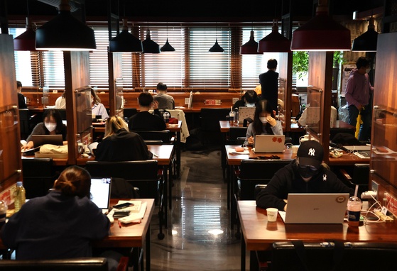 Nhom khach gay tranh cai nhat o cac quan ca phe Han Quoc hinh anh