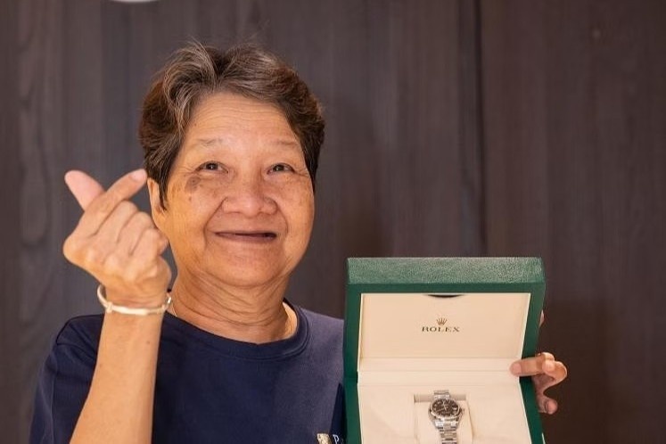 Cong ty Singapore tang dong ho Rolex cho nu lao cong hinh anh