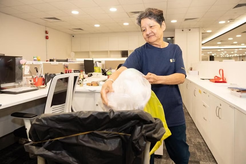 nhan vien duoc tang Rolex anh 2