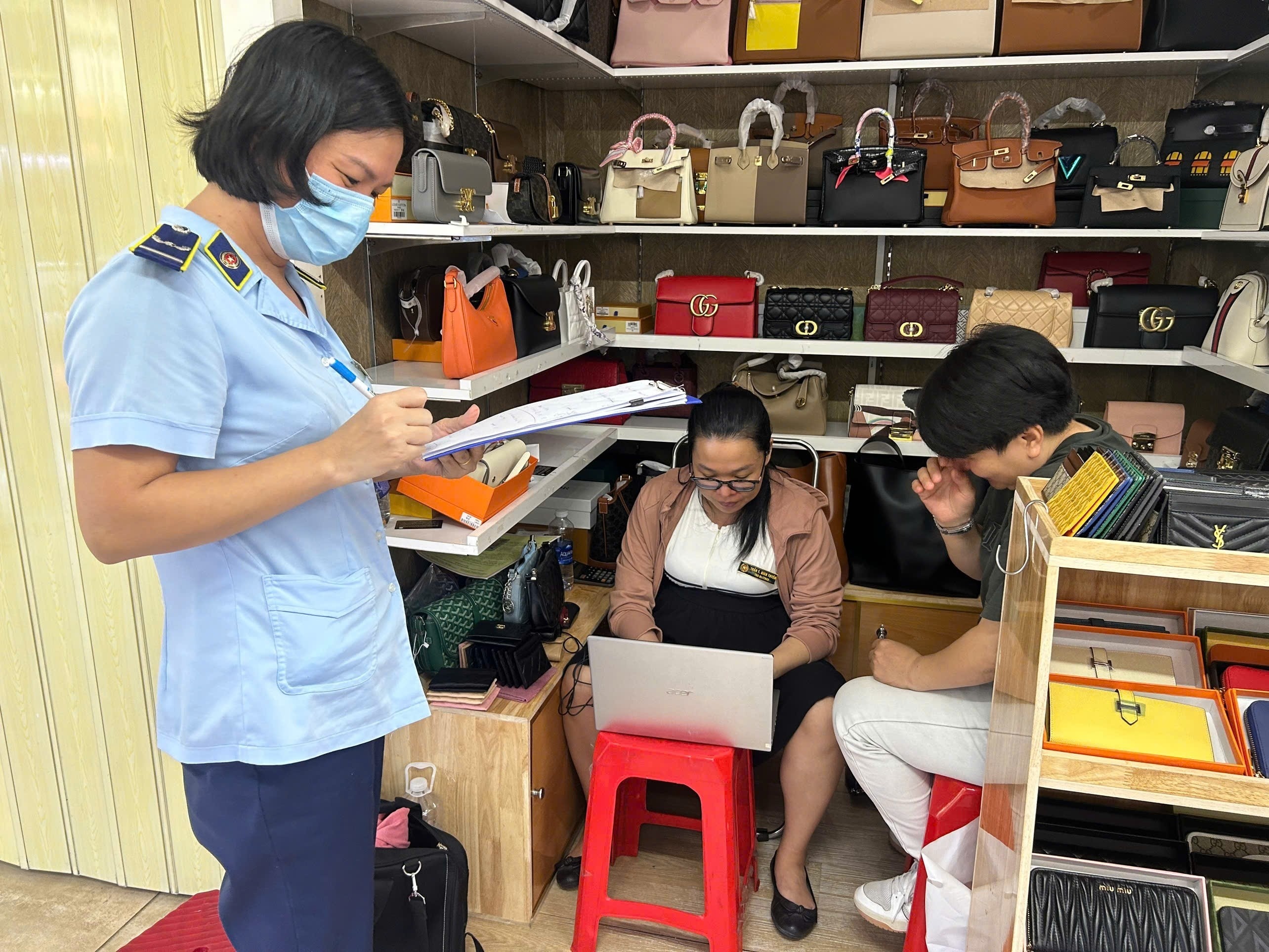 Hang gia tran lan Saigon Square, cho Ben Thanh, Cuc QLTT TP.HCM noi gi hinh anh