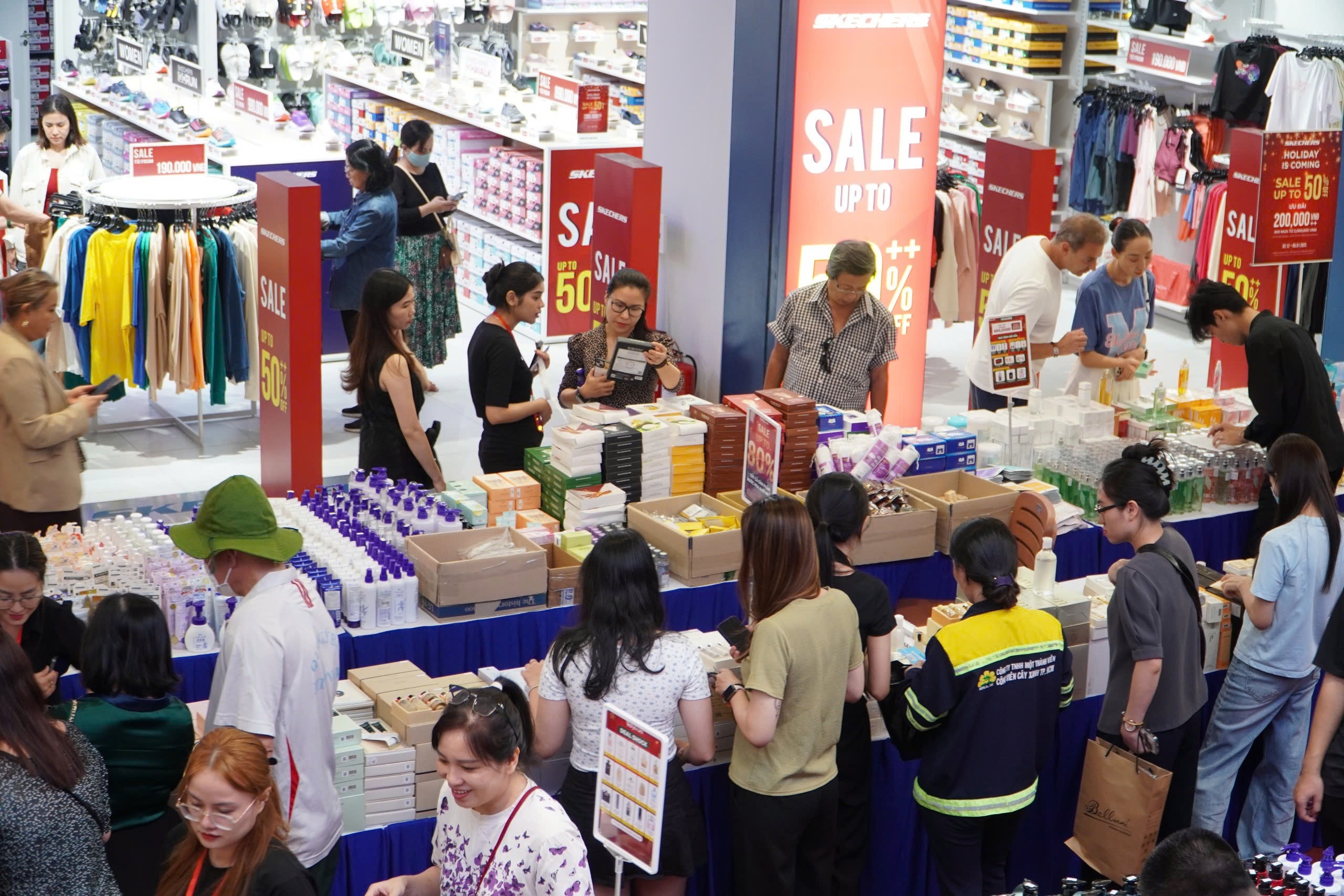 Nguoi TP.HCM sap duoc mua hang hieu duoi ga ngam metro hinh anh