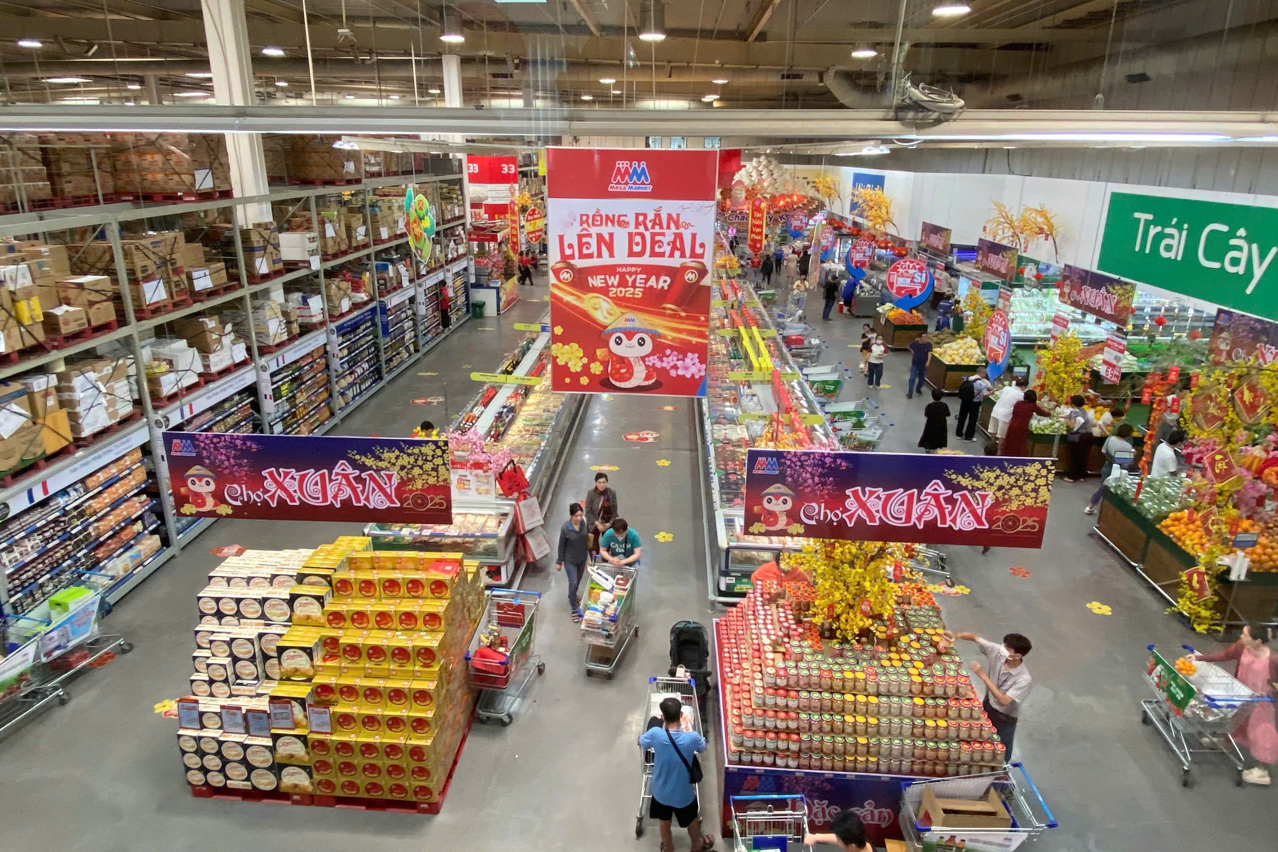 Sieu thi lo dut hang vi ket xe sat Tet hinh anh