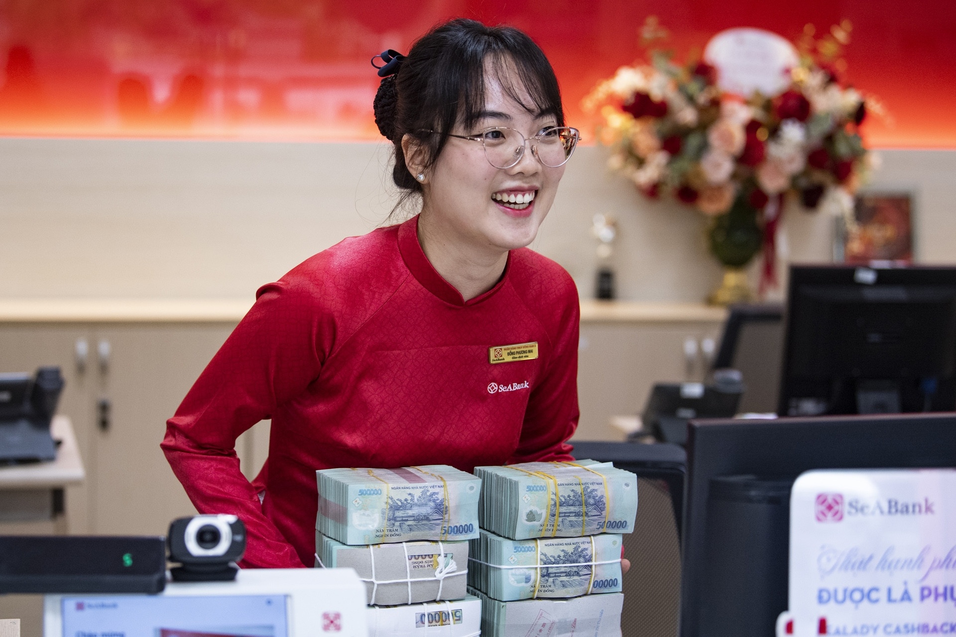 Nhan vien ngan hang thu nhap gan 50 trieu dong/thang hinh anh