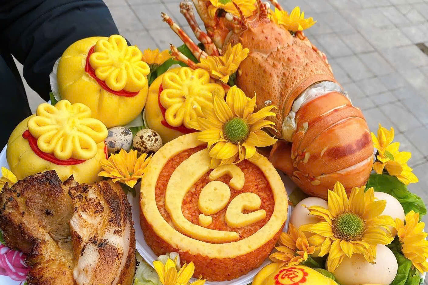 Gan trieu dong mam cung Tam sen tom hum via Than Tai hinh anh