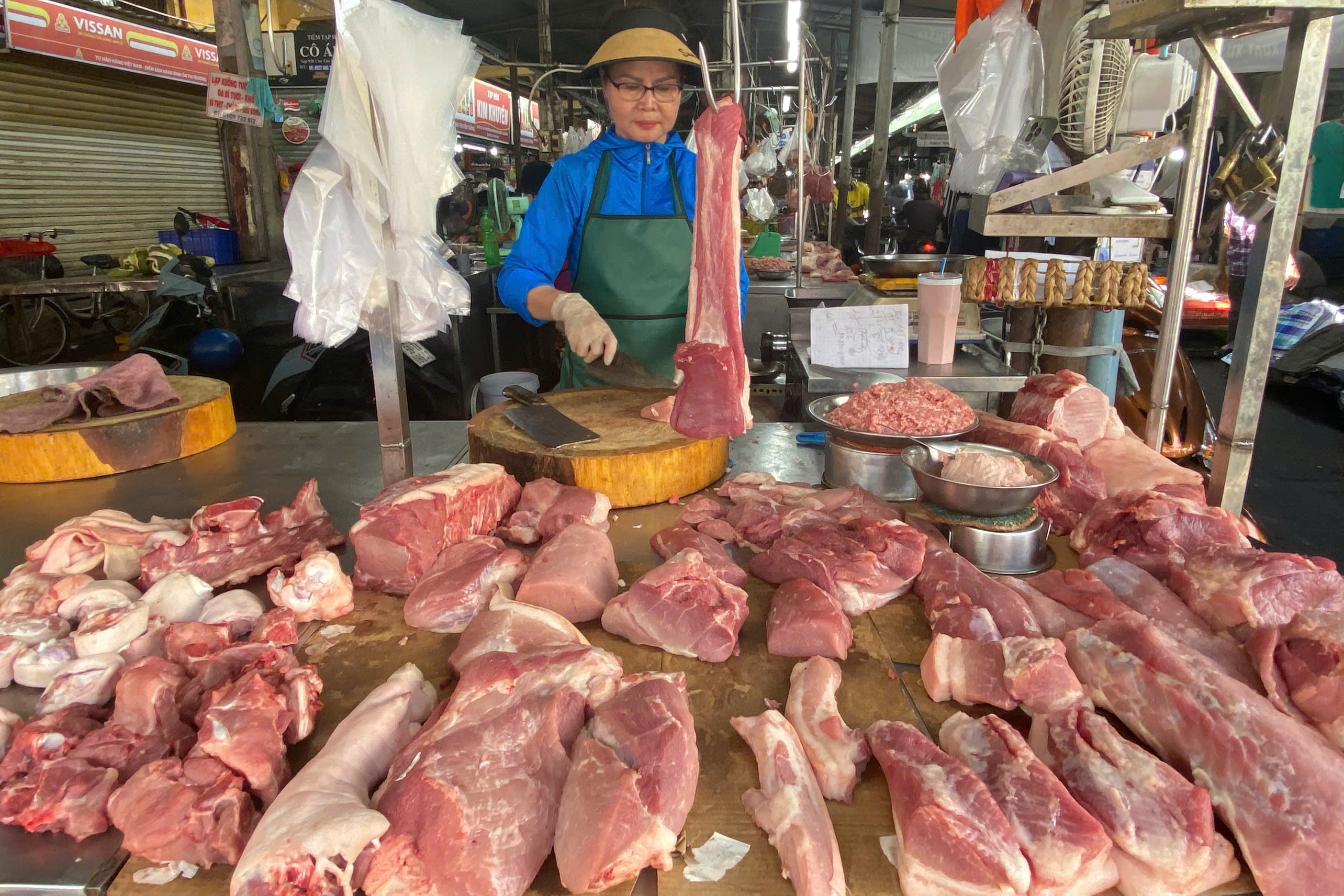 Thit heo cham moc 200.000 dong/kg ngoai cho, du bao con tang tiep hinh anh