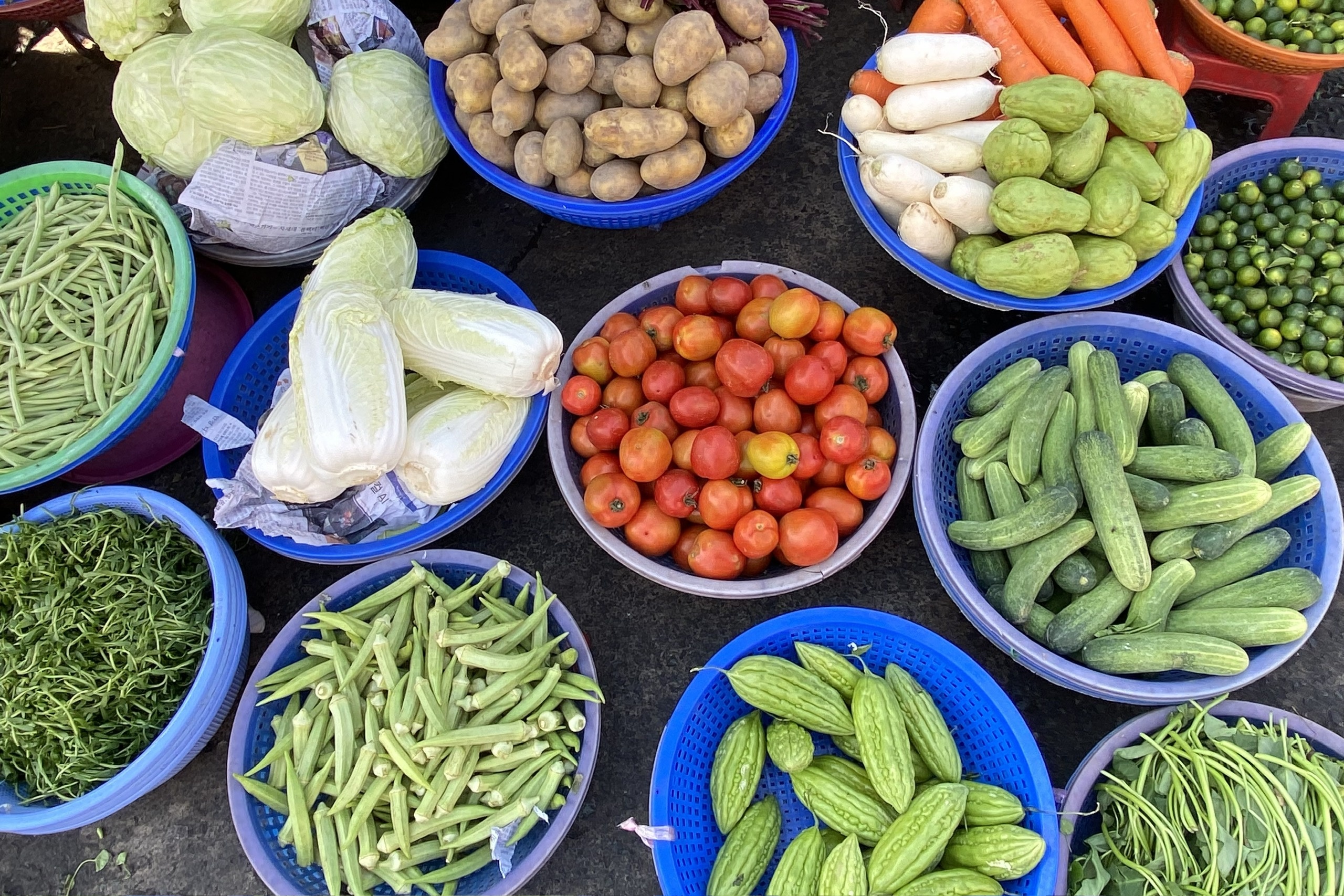 Gia rau cu, trai cay giam dong loat hinh anh