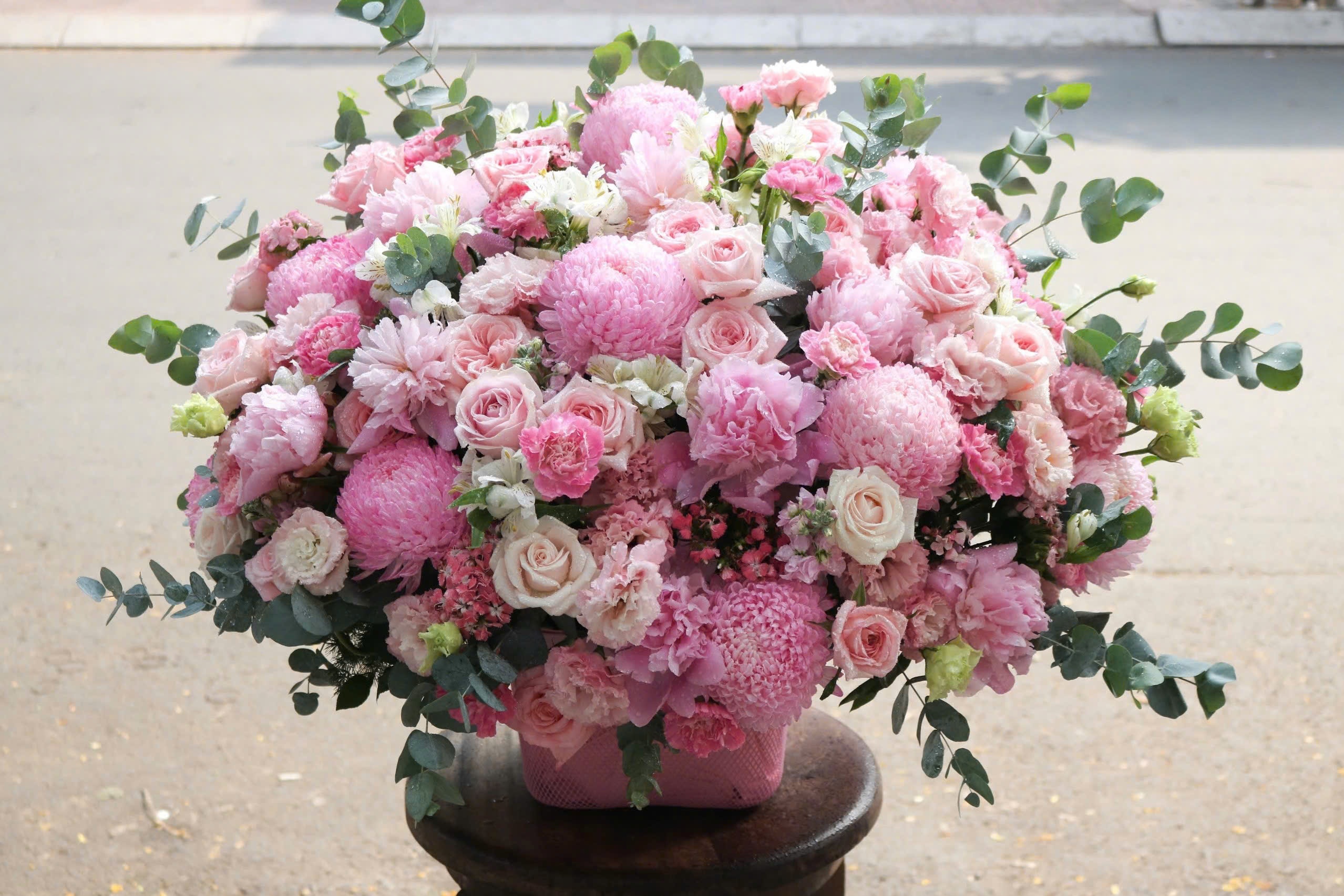 Doanh nghiep chi hon 60 trieu dong mua hoa tang nhan vien dip 8/3 hinh anh