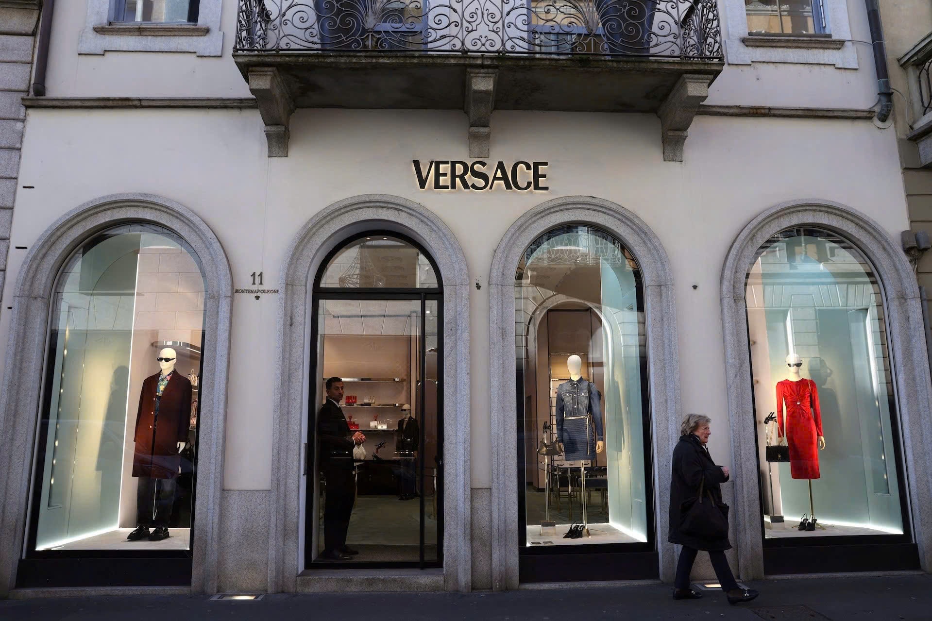 Prada chi gan 1,4 ty USD 'thau tom' Versace hinh anh