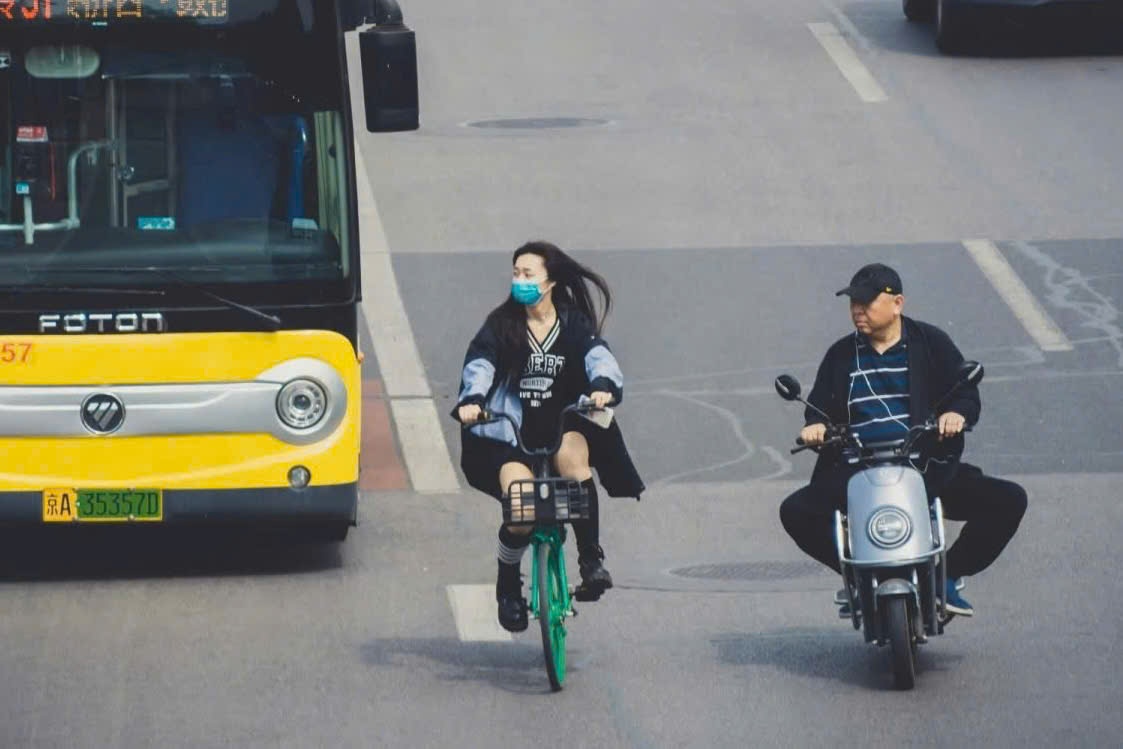 Cach Trung Quoc phu kin duong pho bang xe may dien hinh anh