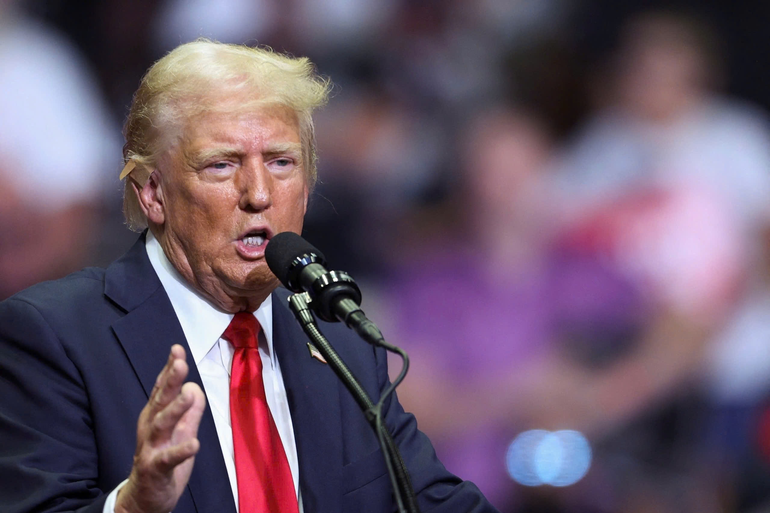 Ong Trump: Cac nuoc chua co thoa thuan thuong mai se chiu thue 15-20% hinh anh