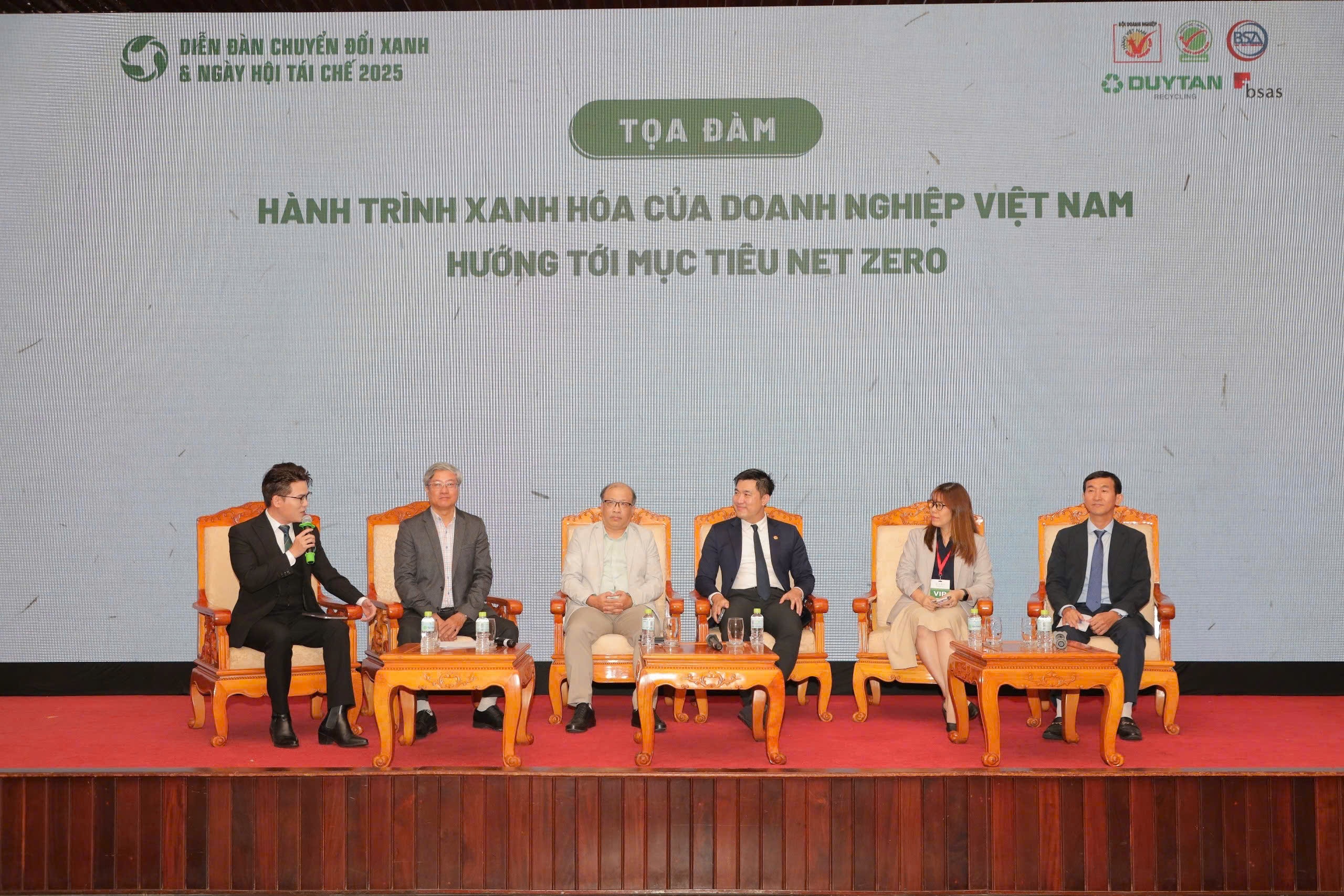 Chuyen doi xanh 2025,  Ngay hoi tai che anh 1