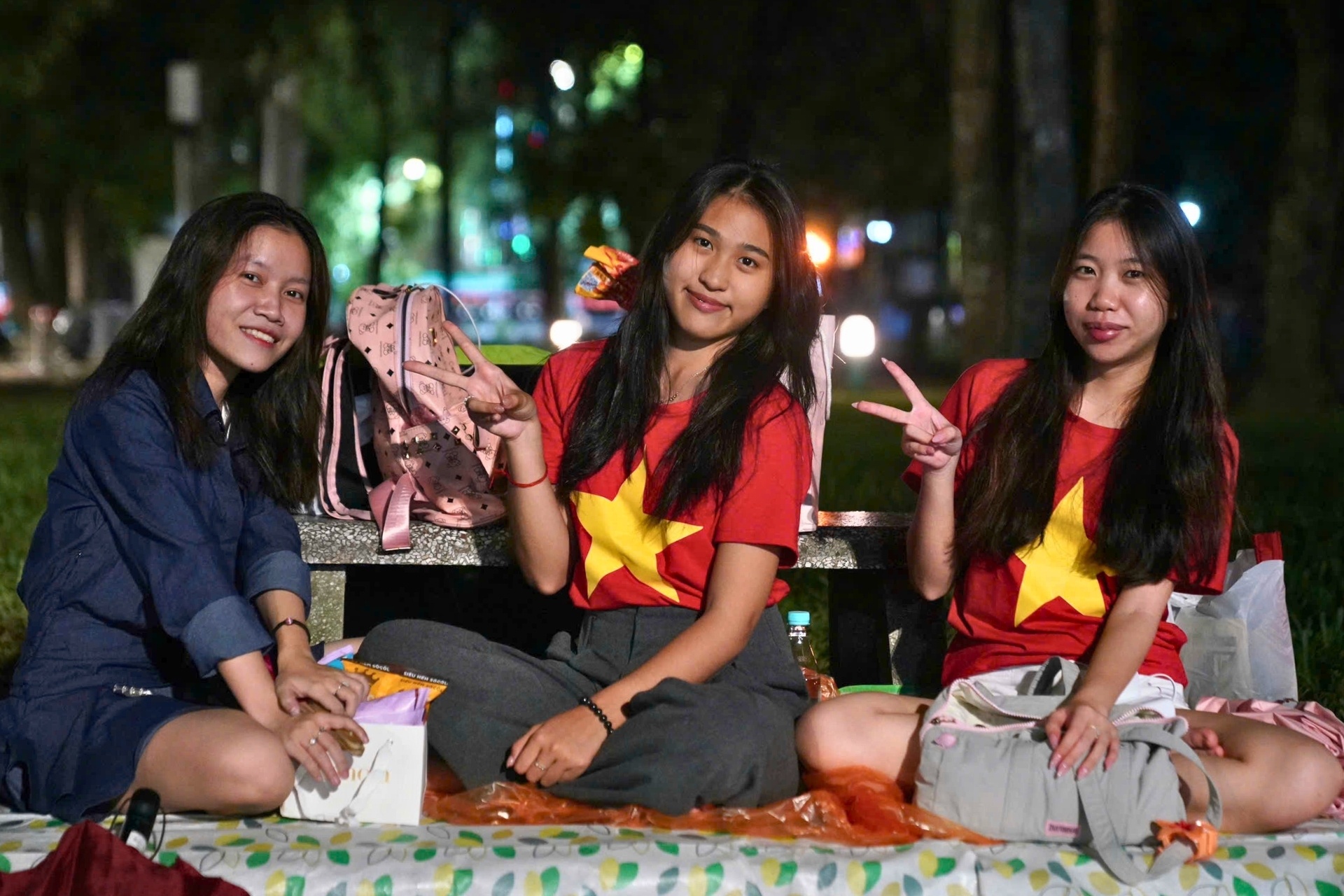 Cap doi 'chi oi anh yeu em' cho gap nhau duoi mua Ha Noi hinh anh