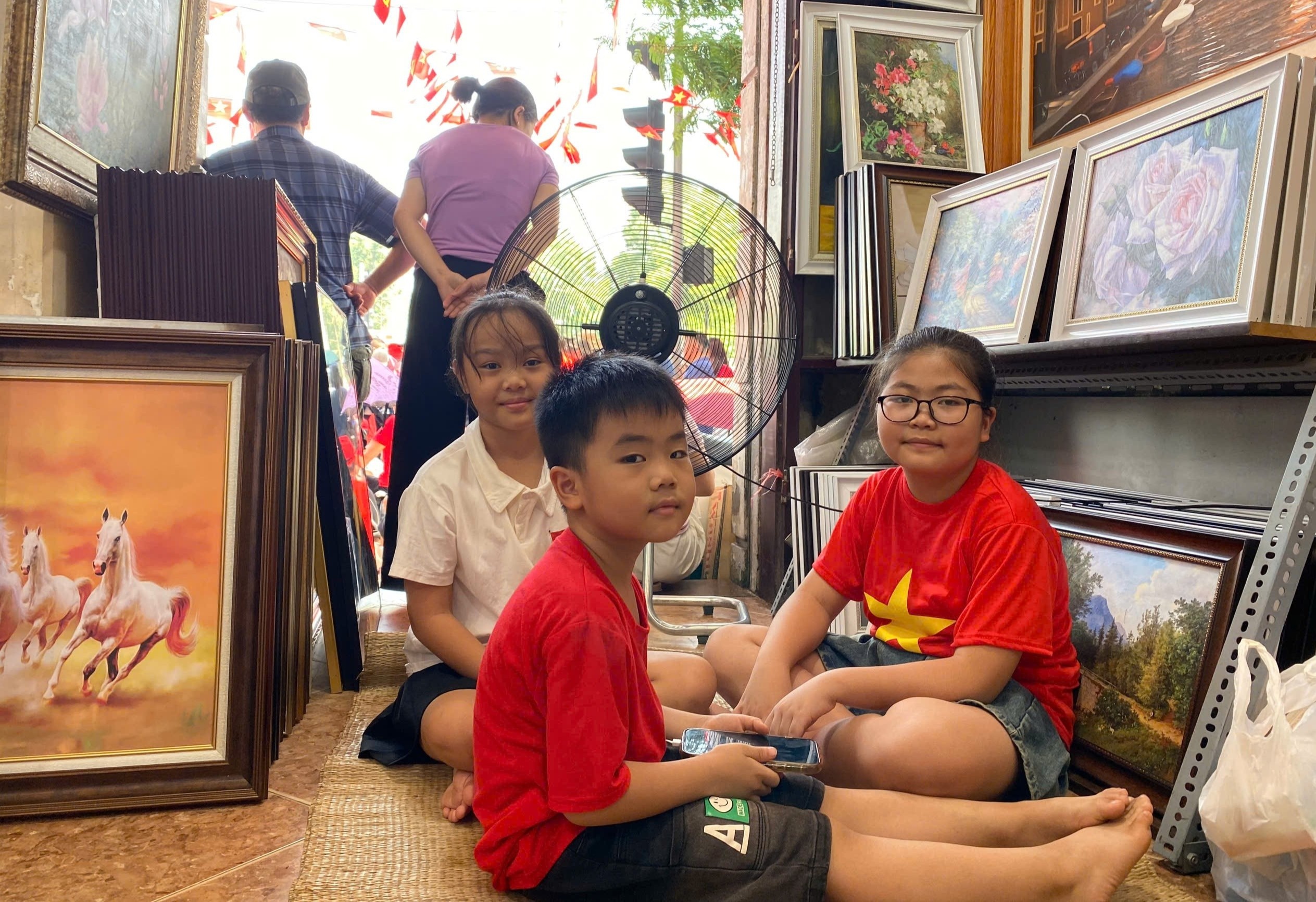 Chu nha mat pho chi tien trieu mua quat phuc vu nguoi xem dieu binh hinh anh