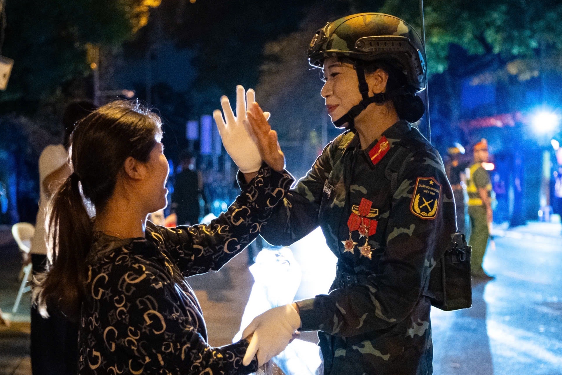 Cai om phut gap lai dong nghiep 10 nam truoc trong doan dieu binh hinh anh