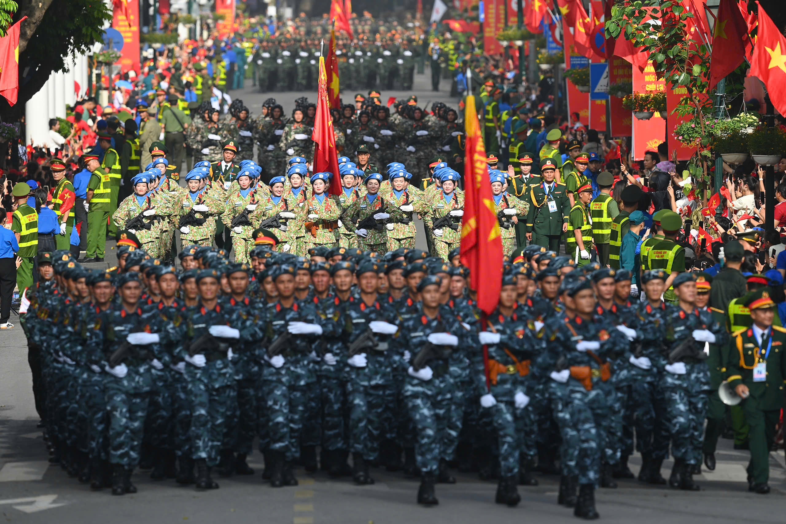 Cac khoi dieu binh, dieu hanh di trong tieng reo ho cua nguoi dan hinh anh
