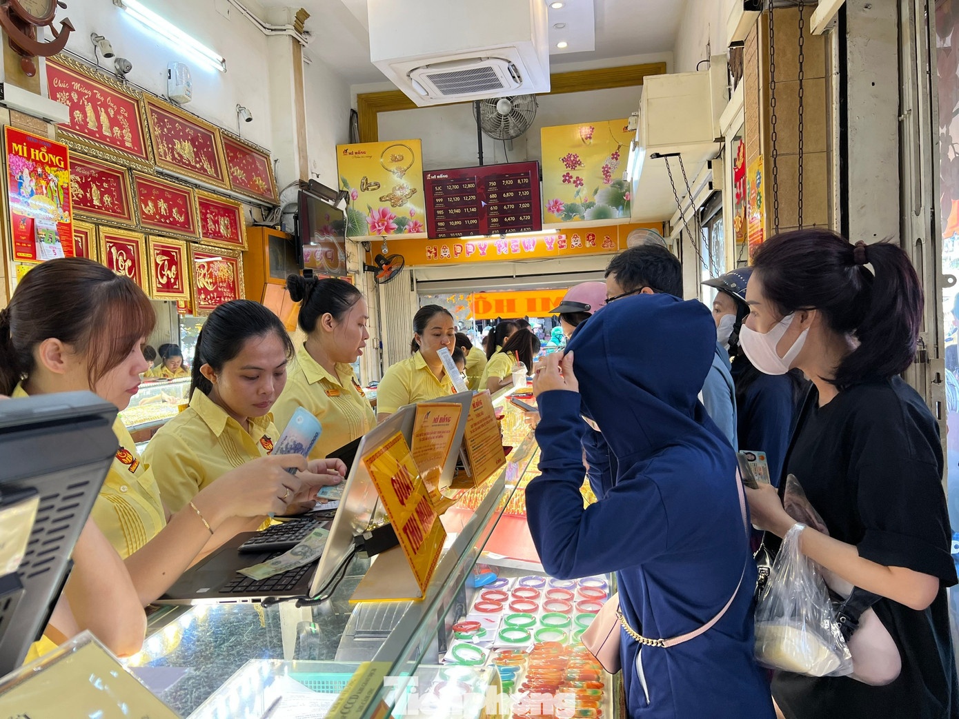 xep hang mua vang,  tiem vang TP.HCM anh 2