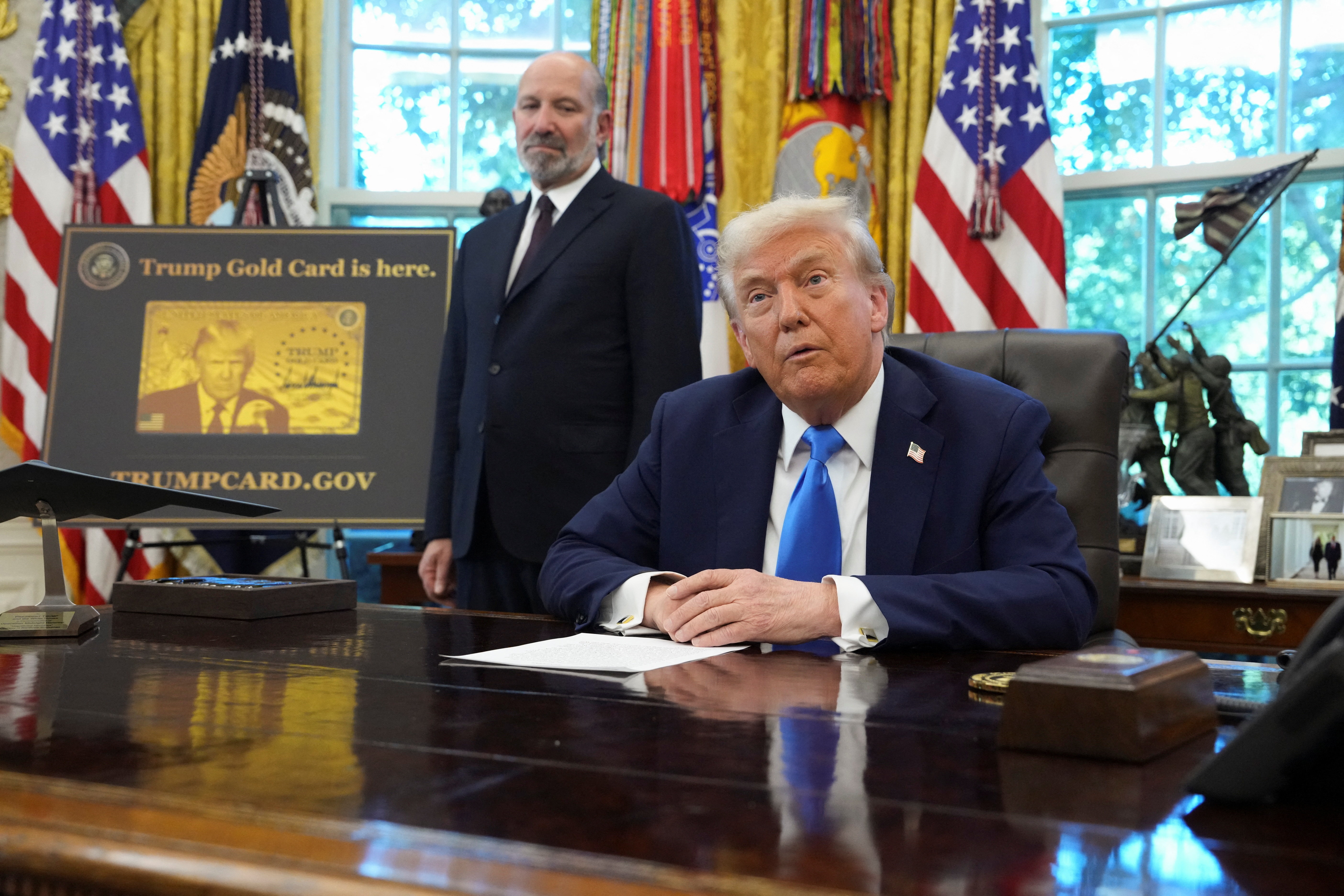 Gioi sieu giau xep hang cho mua 'the vang dinh cu' cua ong Trump hinh anh