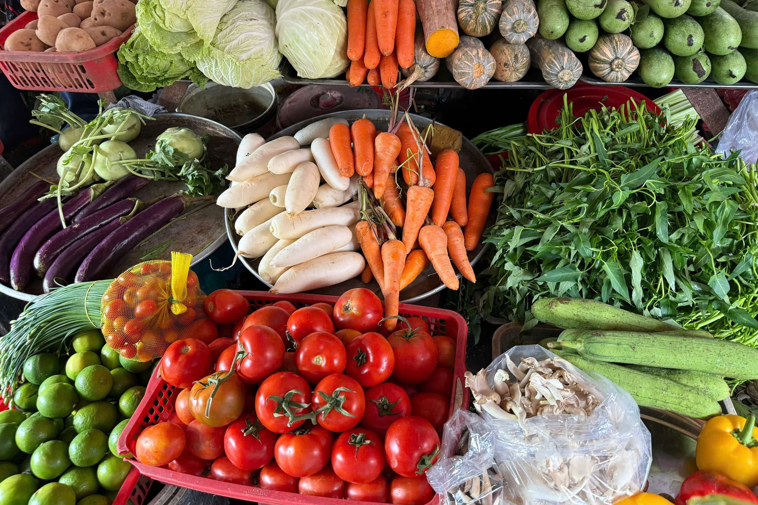 Gia rau o TP.HCM tang, thit heo giam giua mua mua bao hinh anh