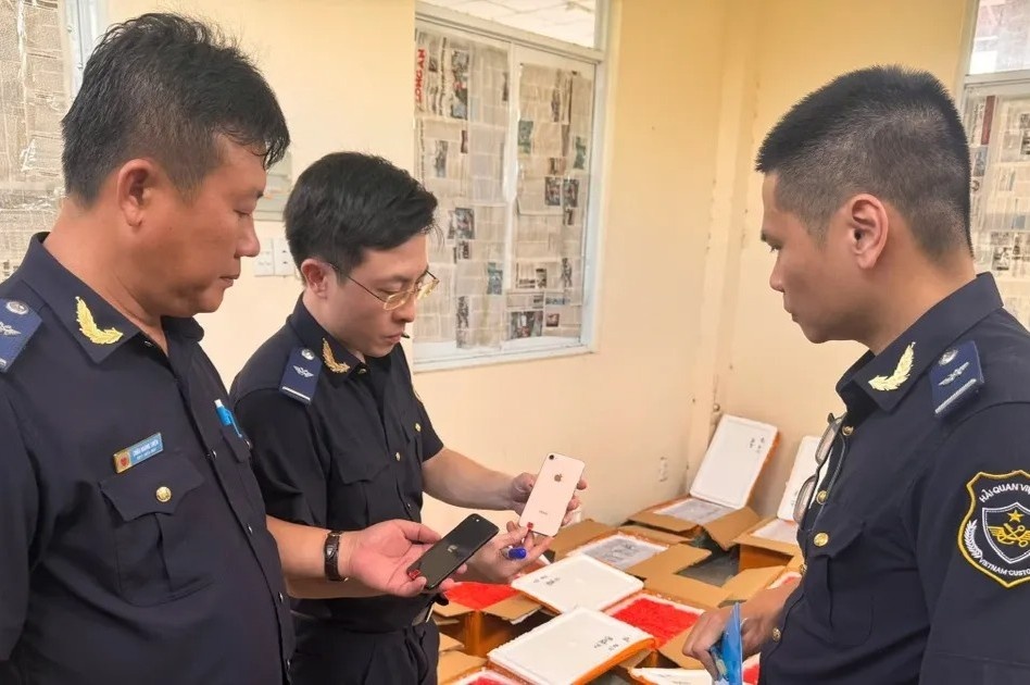 Thu gan 5.000 dien thoai iPhone, OPPO 'tuon' lau vao Viet Nam hinh anh