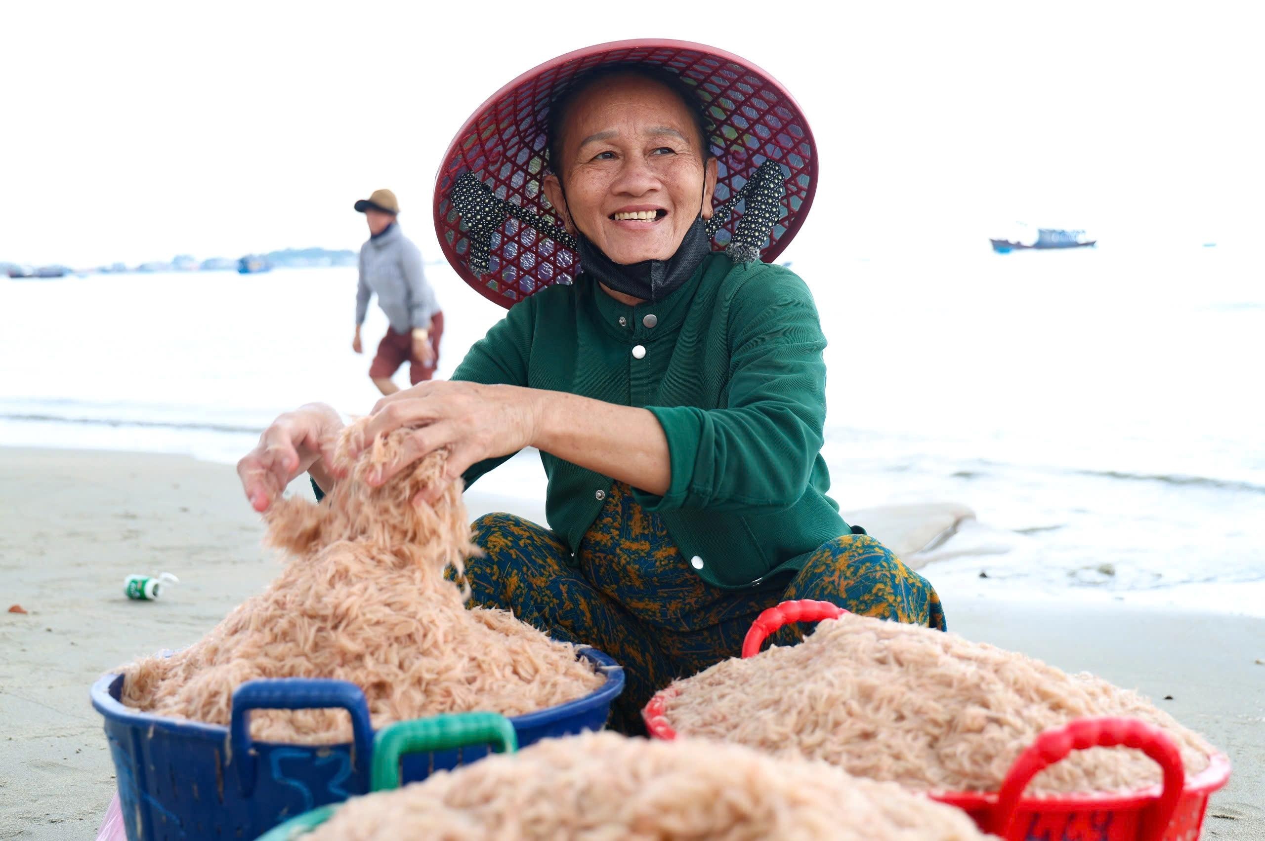Trung dam ruoc bien, ngu dan bo tui tien trieu moi ngay hinh anh
