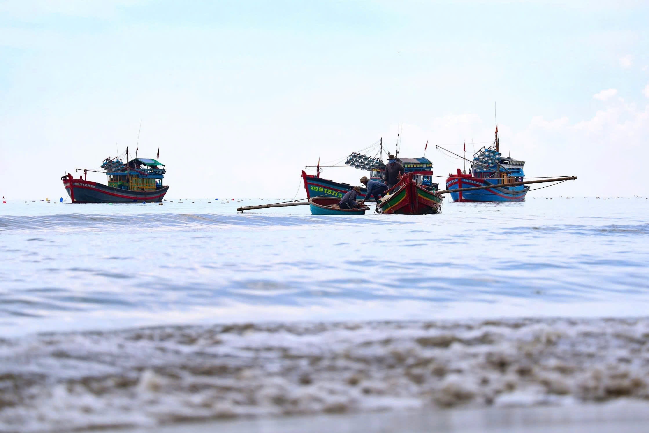 trung dam ruoc bien,  ngu dan Quang Ngai anh 1