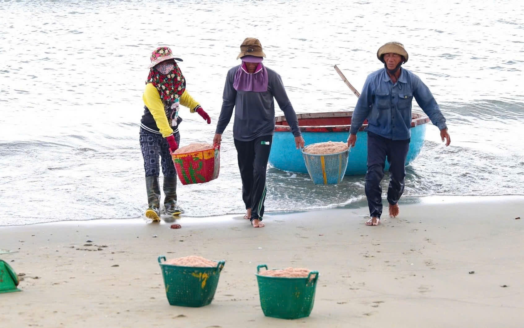 trung dam ruoc bien,  ngu dan Quang Ngai anh 2