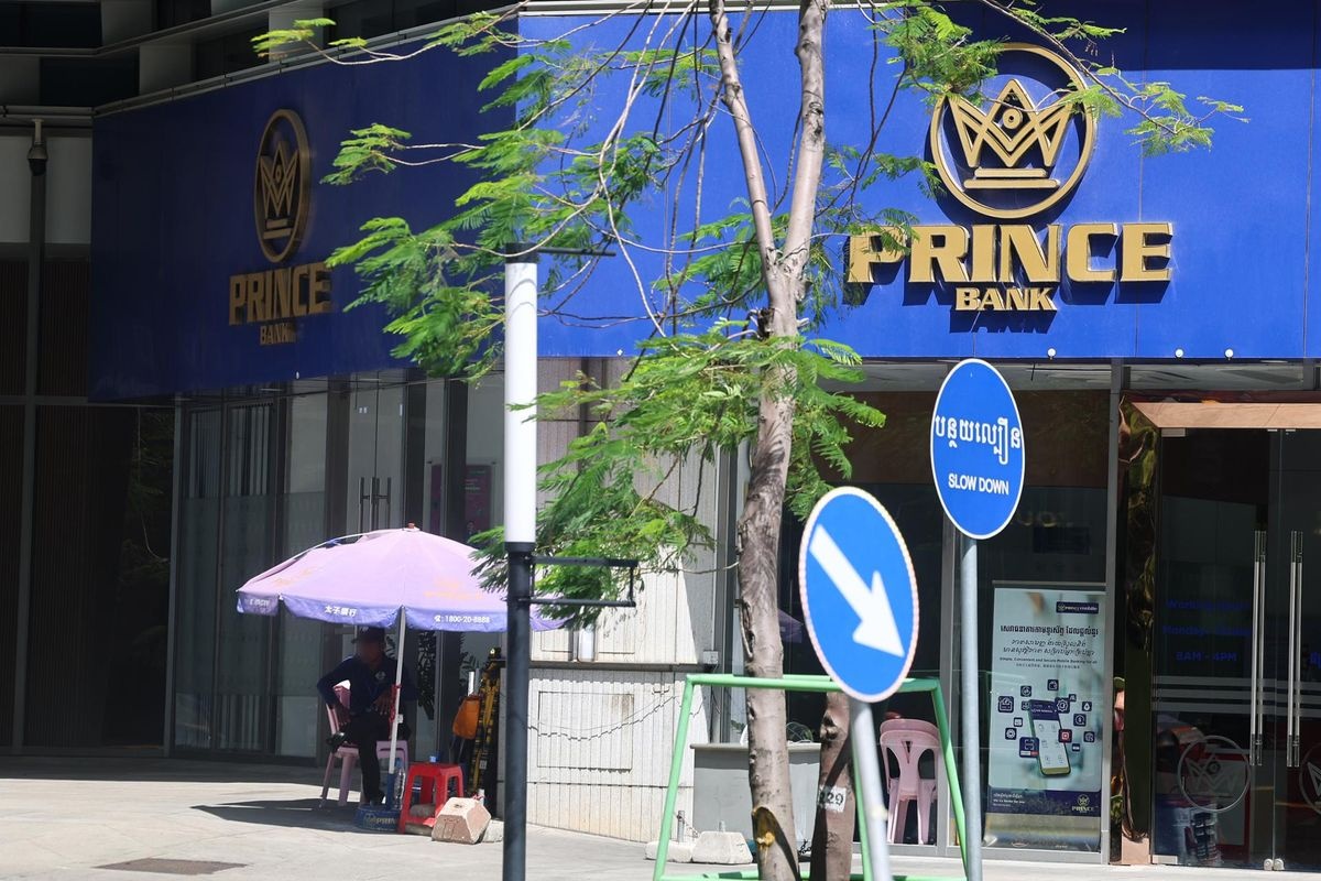 Nguoi dan Campuchia do xo rut tien khoi ngan hang cua ty phu Tran Chi hinh anh