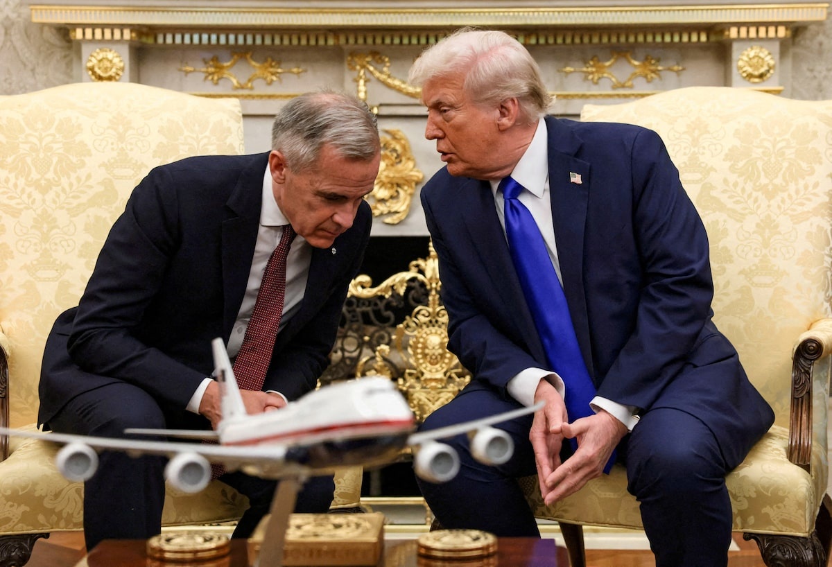 Ong Trump doa ap them 10% thue voi Canada vi mot doan quang cao hinh anh