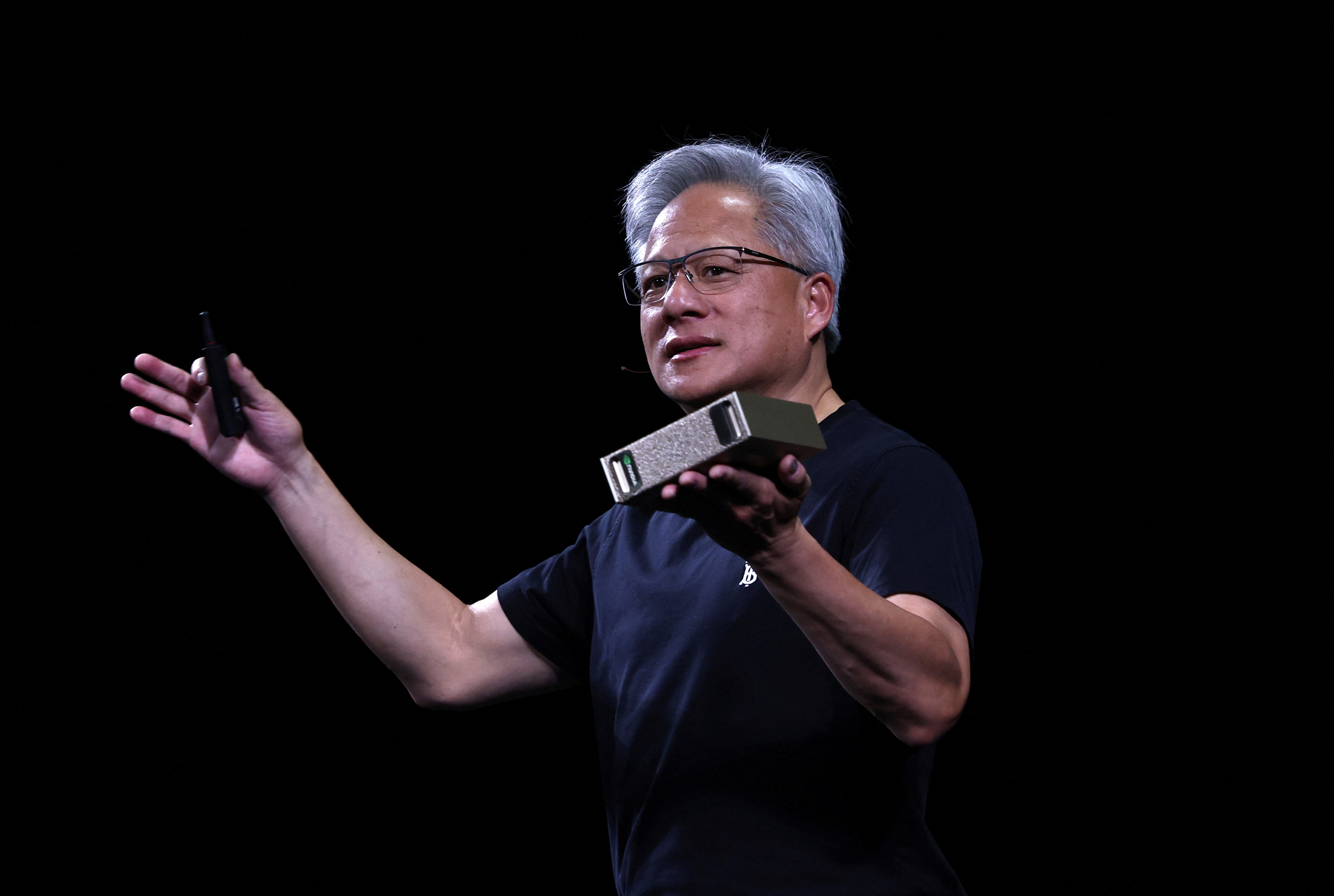 CEO Nvidia: The he trieu phu tiep theo se la tho dien, sua ong nuoc hinh anh