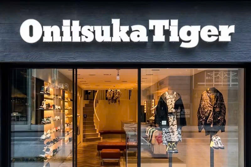 Hang giay Nhat khien cac 'ong lon' Adidas, Nike phai de chung hinh anh