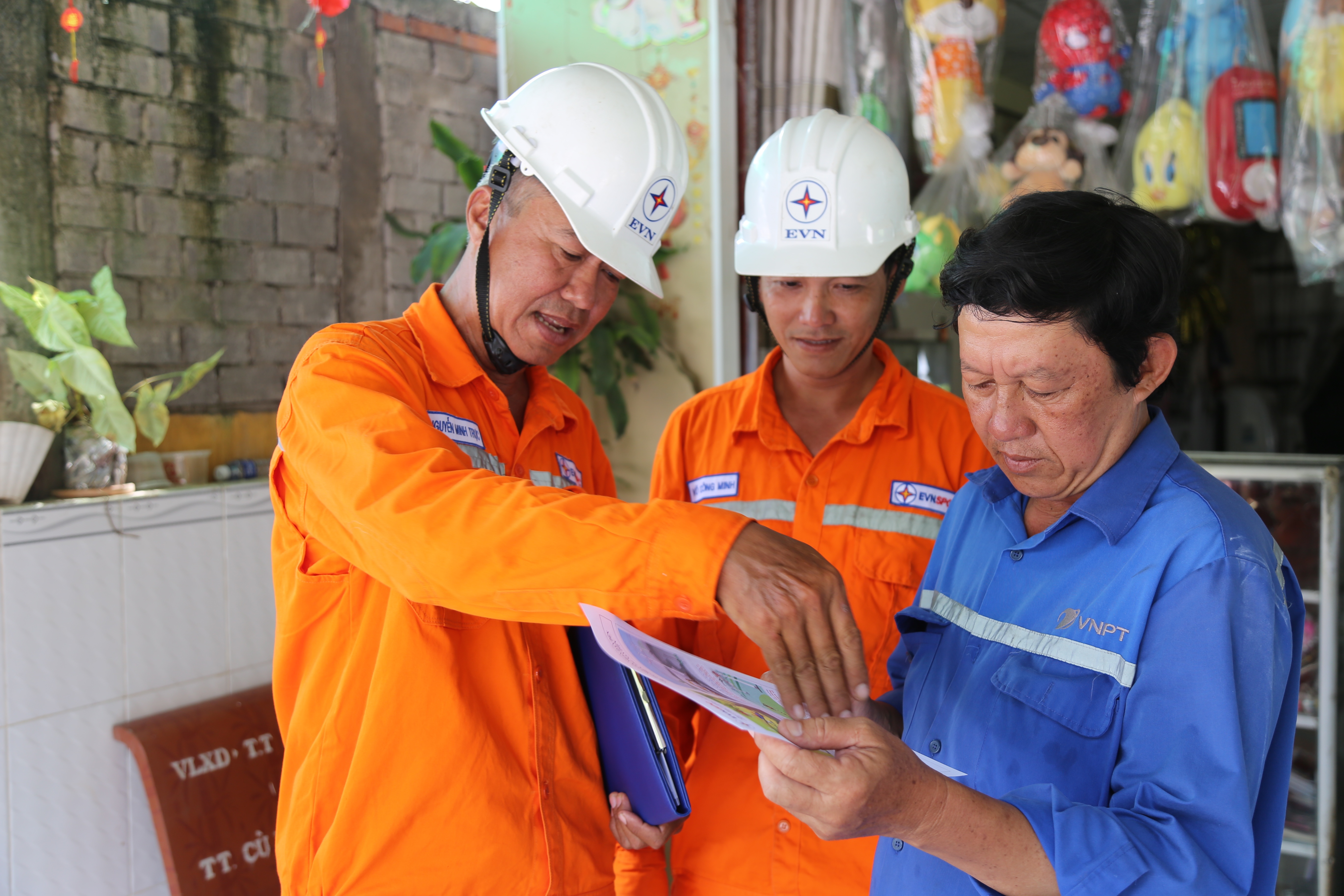 Hiem hoa khon luong tu he thong dien sau cong to: Khong the chu quan! hinh anh