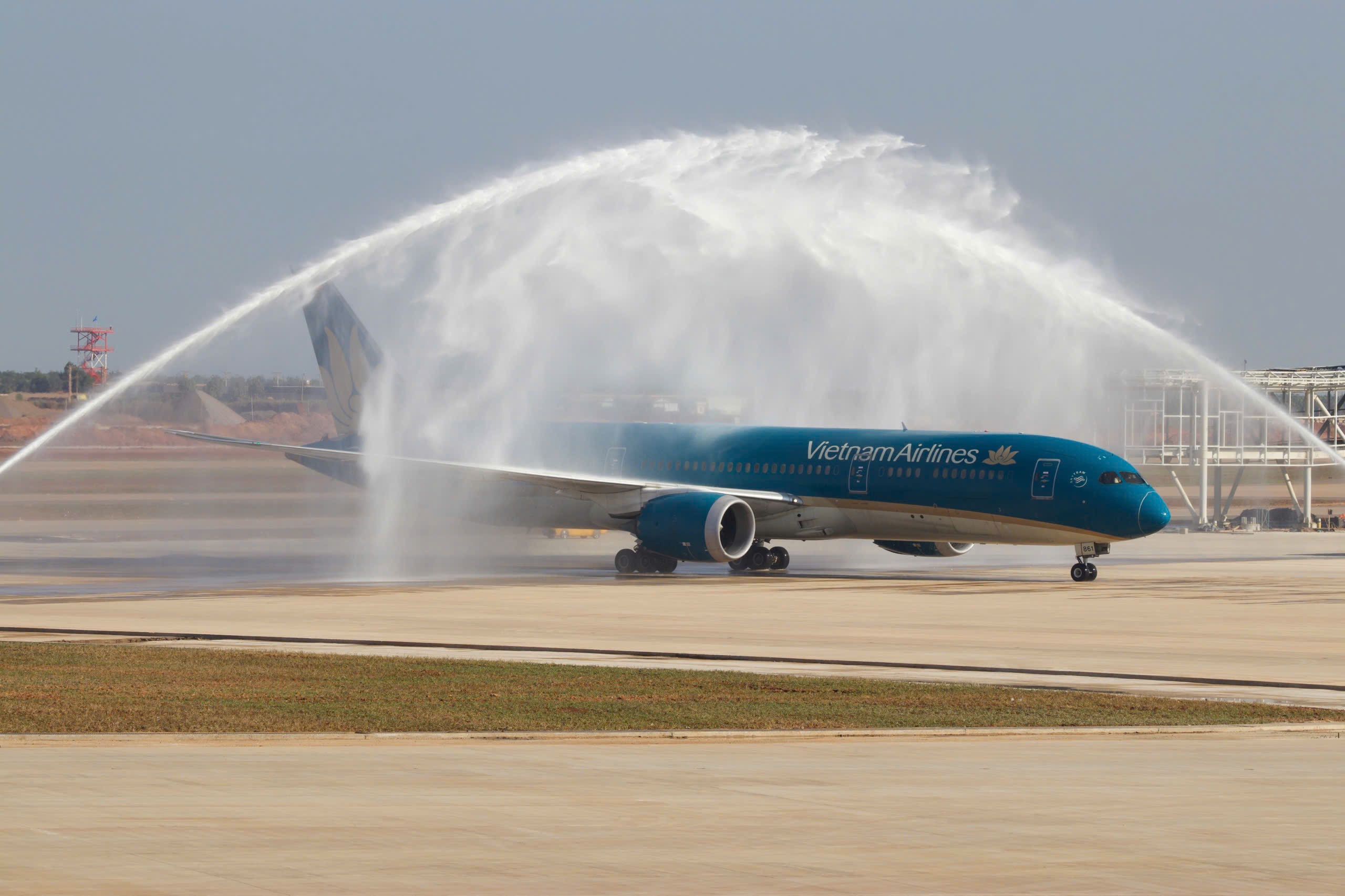 Chuyen bay cho khach dau tien ha canh xuong san bay Long Thanh hinh anh