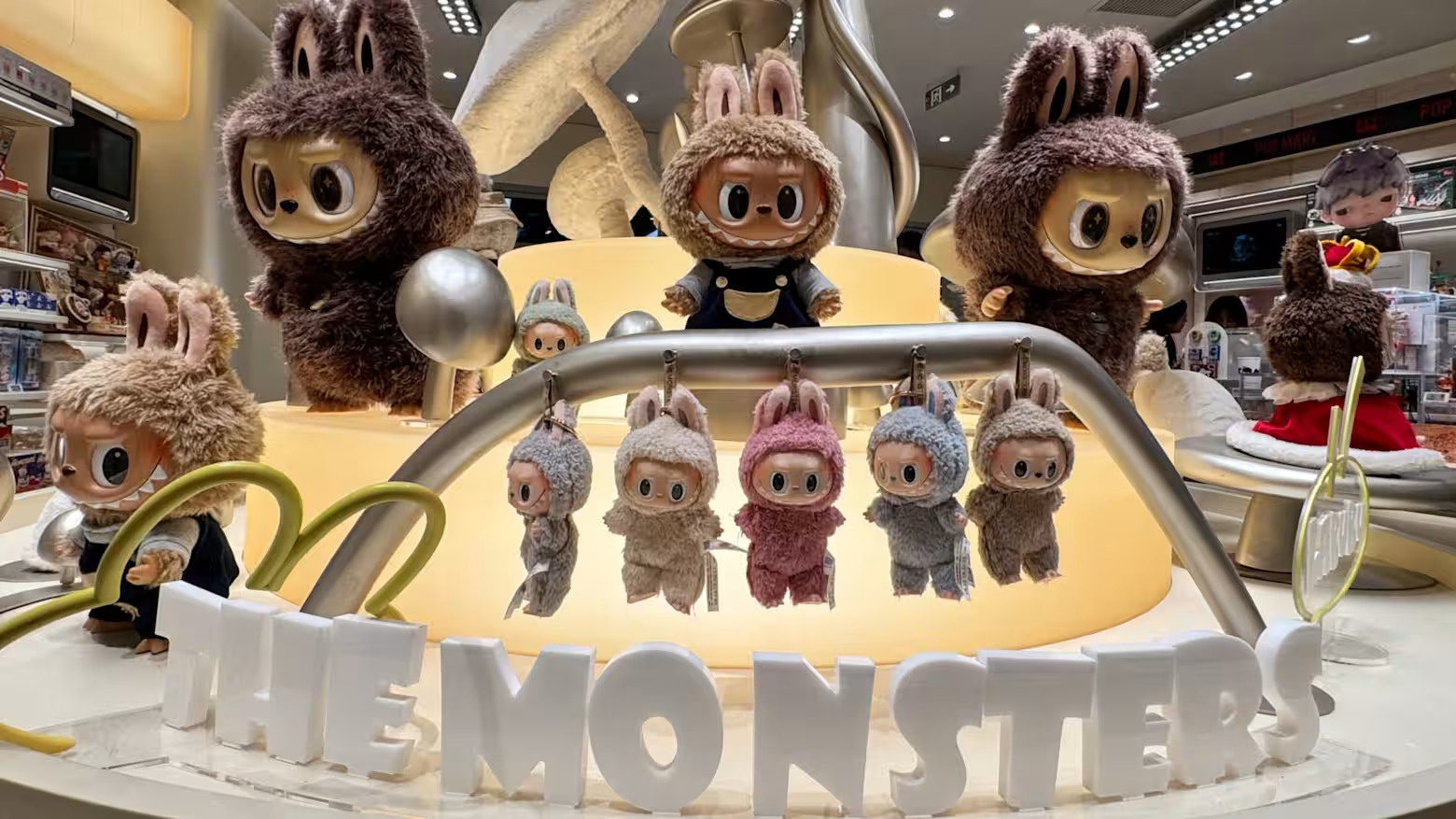 Nguoi dan chau A khong tiec tien cho loat nhan vat nay hinh anh